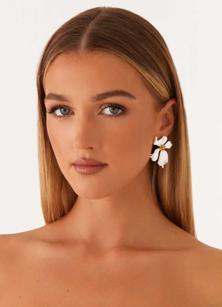 Avery Earrings - Pearl